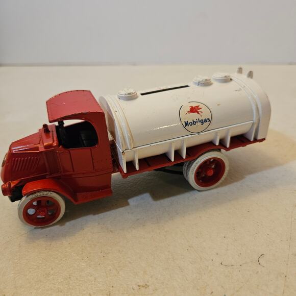 ERTL replica Mack 1926 Bull Dog Mobilgas tanker bank - missing bottom stopper - Picture 7 of 8